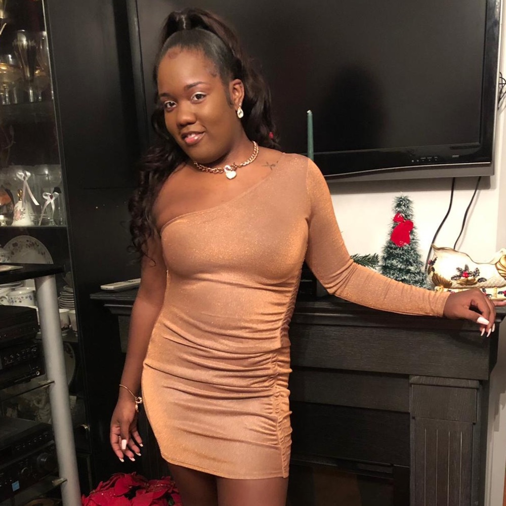 One sleeve fitted dress for special occasions